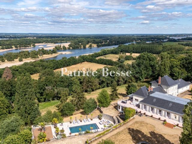 À Saumur, dans un site remarquable qui domine la vallée de l. 703m² Saumur