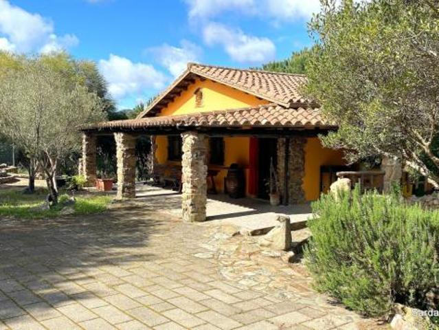 A Scivu, sulla costa sudoccidentale della Sardegna, vi proponiamo una villa unica nel suo genere e perfettamente integrata nell'ambiente incontaminato