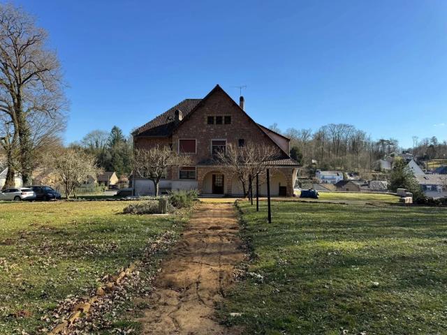 A Sédan, grande maison de caractère sur 8327 m² de jardin 275m² Sedan