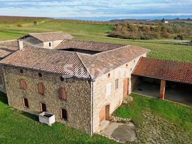 A Serves sur Rhône ferme à restaurer avec 11ha et superbe vue sur la vallée