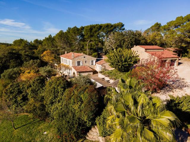 À seulement 4 km du centre d’un village varois avec une vue. 600m² Le Luc