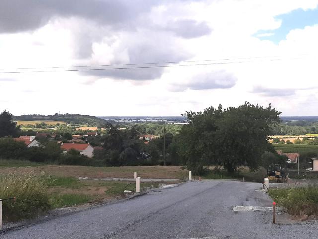 A seulement 5 mn de La Chapelle basse mer, terrain de 489 m2, situé sur la commune de la Varenne 91 000 € frais d'agence inclus