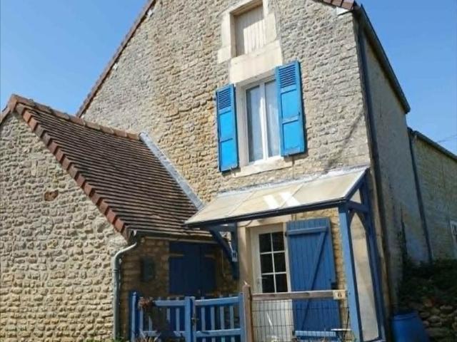 A seulement 7 minutes de FALAISE, sur la commune de VILLERS CANIVET, maison MEUBLÉE à louer..
