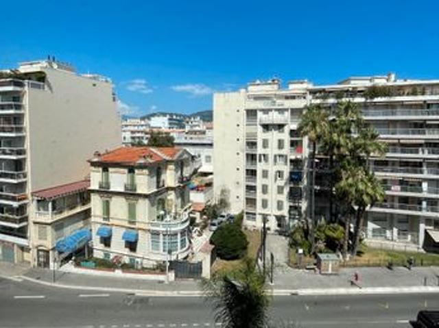À seulement 2 minutes à pied de la Promenade des Anglais – Appartement avec balcon, parking et cave