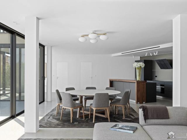 À seulement quelques minutes de Monaco, au cœur du très rech. 200m² Eze