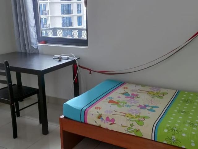 A single room only 1 person to rent with private bathroom to non smoker/non vaping MALE / FEMALE
