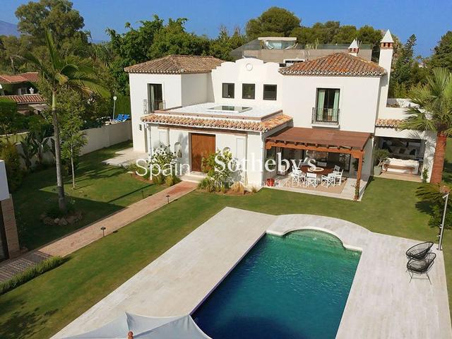 A solo 300 metros de la playa, esta villa contemporánea en C. 560m² Estepona