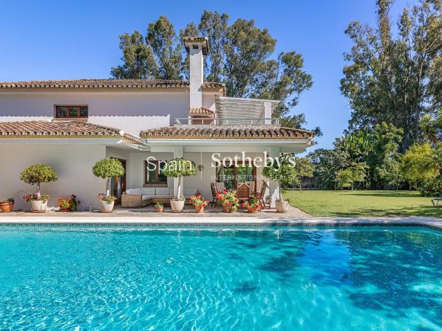 A solo dos minutos de la playa, esta villa tradicional con a. 698m² Estepona
