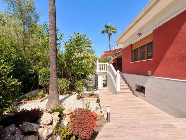 A solo unos pasos del resplandeciente Mediterráneo, esta ext. 250m² El Campello