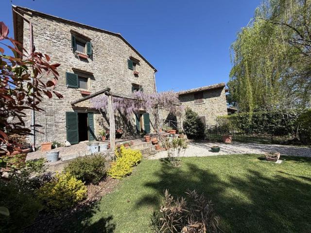 A soli 20 minuti dal centro storico, immerso nei monti e nei. 185m² Cortona