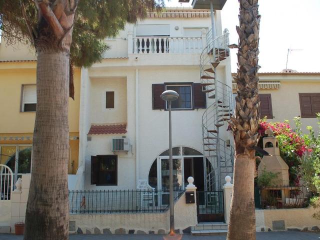 A tan solo 50m del mar se encuentra esta casa en Mil Palmera. 128m² Mil Palmeras
