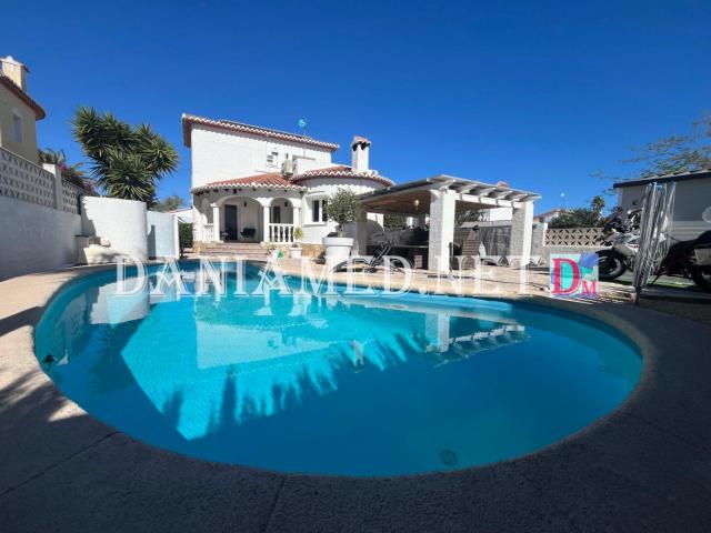 A tan solo 900 metros de la playa de la Almadraba, este enca. 160m² Els Poblets