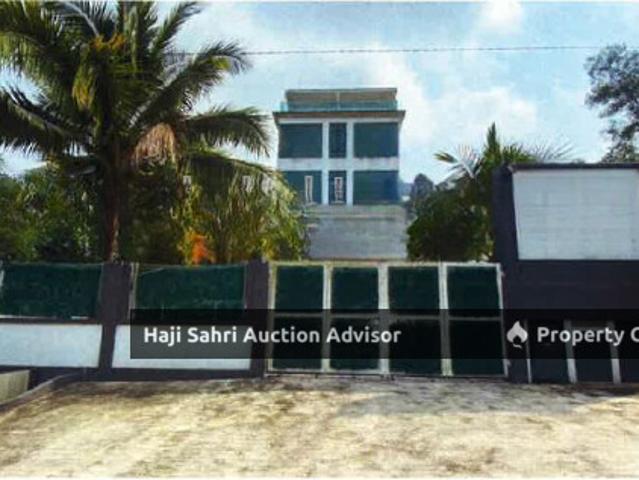 a three storey detached house yang beralamat pos di No. Lot 71 Blok J, Lot Banglo, Taman Rawang Perdana, 48000, Rawang, Selangor