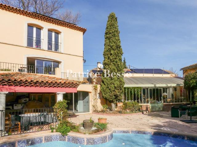 À Toulon, dans une rue calme du quartier du Cap Brun, une ma. 350m² Toulon