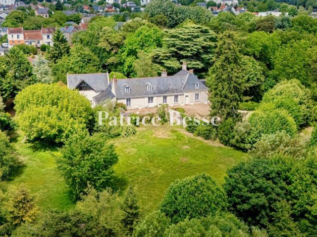 À Tours, insoupçonnable dans un parc de plus de 2 ha, une an. 630m² Tours