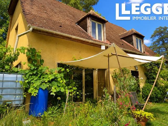 A traditional Périgord house comprising two flats, with grounds and a terrace. In the hills above Sergeac
