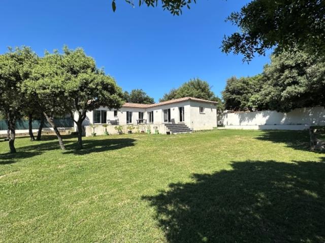 À Uzès, maison récente de 136 m² en parfait état. Terrain 1 500 m². Belles prestations