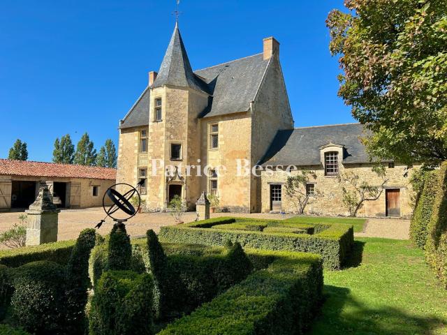 À une trentaine de minutes d'Angers, un logis de village du. 425m² Angers