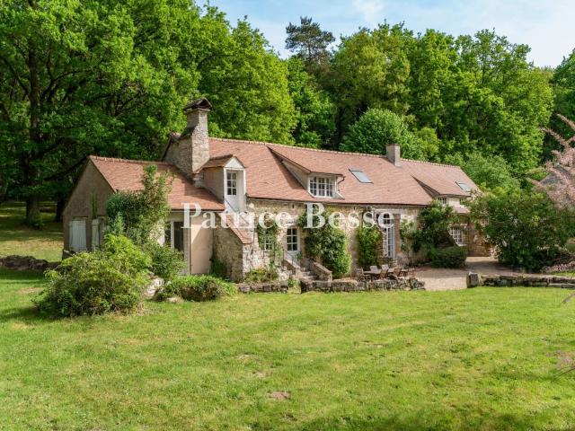 À une heure de Paris, sur un terrain de plus d'1 ha, un anc. 222m² La ferté alais