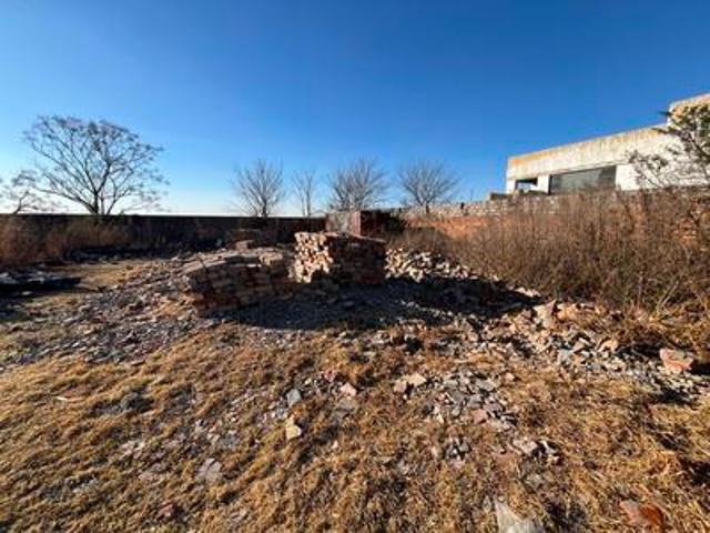 a vacant land on the market in selcourt!