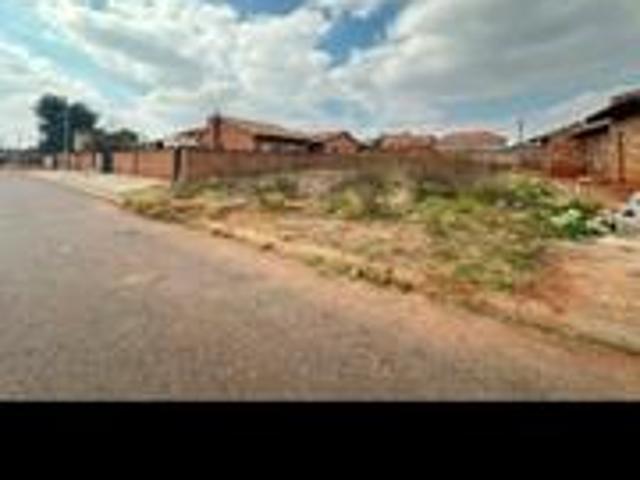 a vacant land on the market in spruitview
