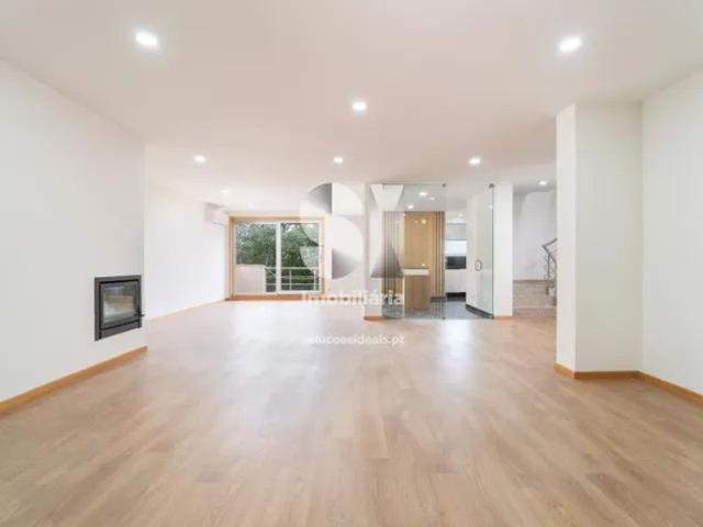 à venda Mansão de alto padrão de 300 m2, Santo António dos Olivais, Portugal