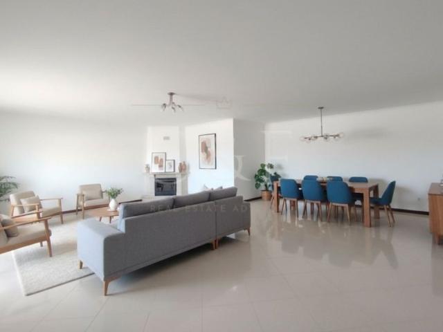 à venda Apartamento de alto padrão de 130 m2, Fitares Rio de Mouro, Sintra, Lisboa