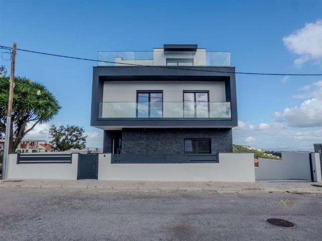 à venda Casa de 212 m2, Ramada e Caneças, Portugal