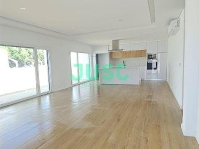 à venda Casa Exclusiva de 125 m2, Seixal, Setúbal