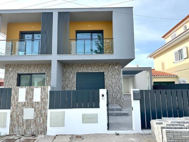 à venda Casa Exclusiva de 126 m2, Seixal, Portugal