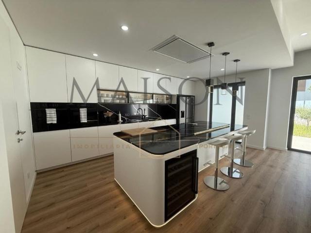 à venda Casa Exclusiva de 270 m2, Lousada, Portugal