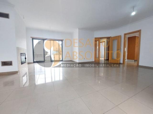 à venda Casa Exclusiva de 297 m2, Feijo, Almada, Setúbal