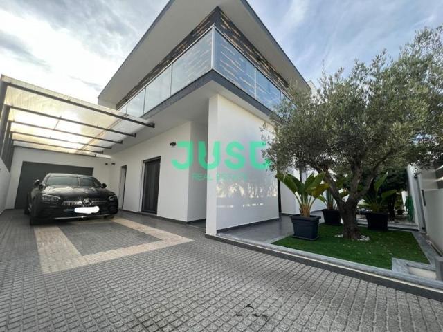 à venda Casa Exclusiva de 235 m2, Quinta de Santa Maria, Charneca de Caparica, Almada, Setúbal