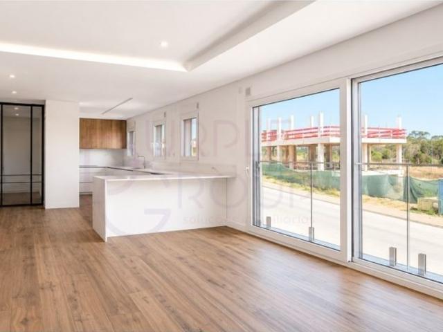 à venda Luxuoso apartamento de 67 m2, Quinta do Desembargador, Almada, Setúbal