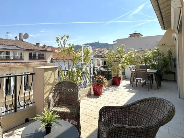 A vendre 4 pièces avec terrasse 30m2 centre ville Cannes banane