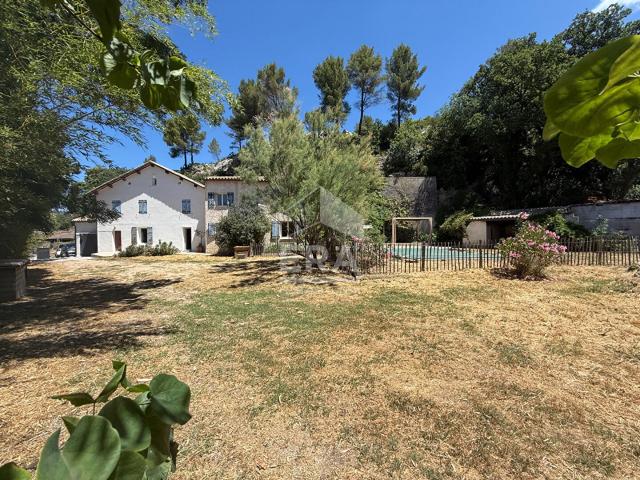 A VENDRE 13360 ROQUEVAIRE MAISON T6 DE 196 M2 SUR 3 228 M2 DE JARDIN PISCINE DEPENDANCES