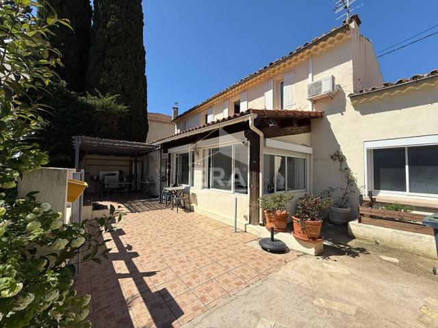 A VENDRE 13360 ROQUEVAIRE 2 HABITATIONS 270M² UN STUDIO UN GAR
