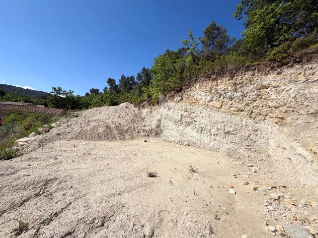 A VENDRE 13640 LA ROQUE D ANTHERON TERRAIN CONSTRUCTIBLE LIBRE CONSTRUCTEUR 582M2 AVEC PERMIS DE CONSTRUIRE DEJA ACCEPTE