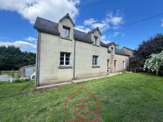 À vendre – 238000€ Belle longère de caractère avec dépendances et grand terrain à Noyal Pontivy