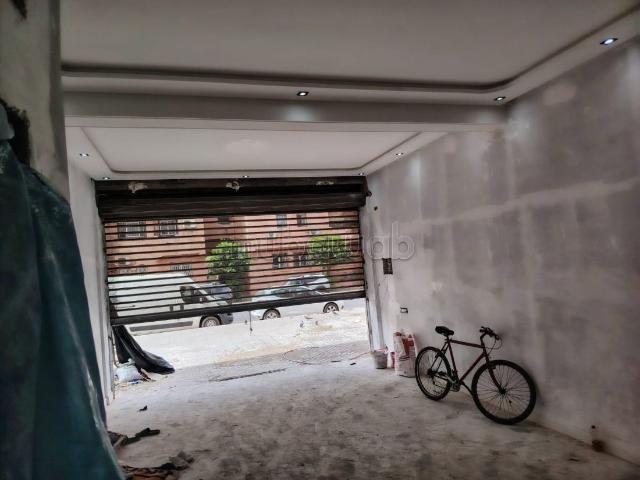 À vendre – 3 magasins jumelés avec grande terrasse