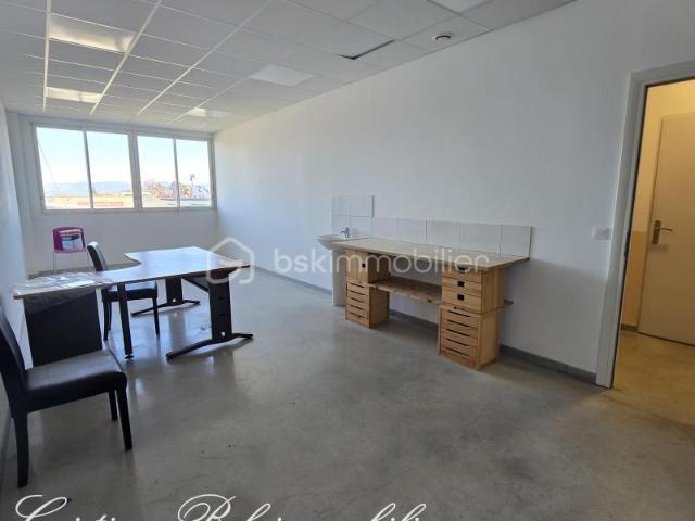 À VENDRE 3 Locaux Professionnels La Brillanne