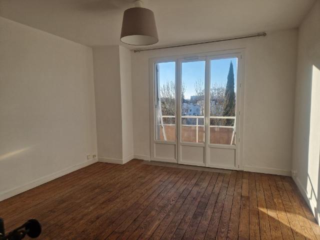 A vendre T3 vide avec balcon