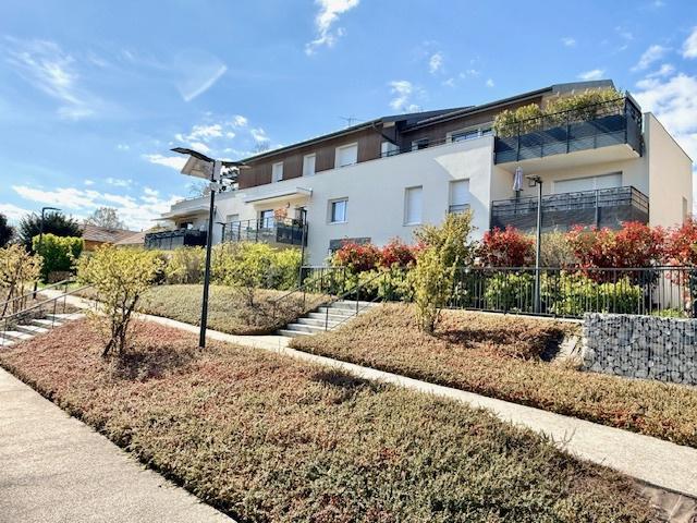 T3 Prévessin Moens parfait état avec balcon, garage et parking