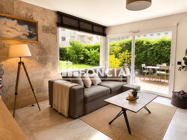 A vendre T4 avec véranda, jardin de 150 m², double garage et cave