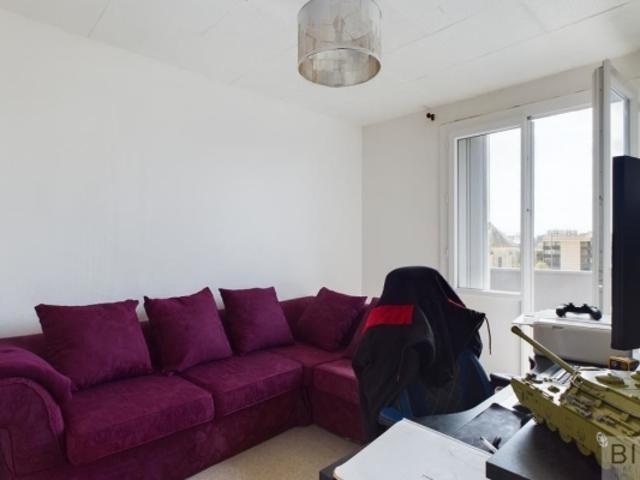 A vendre T4 loué avec balcon, parking et cave