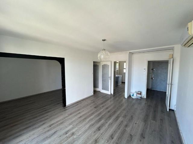 À vendre T4 lumineux au dernier étage, proche centre ville et commerces