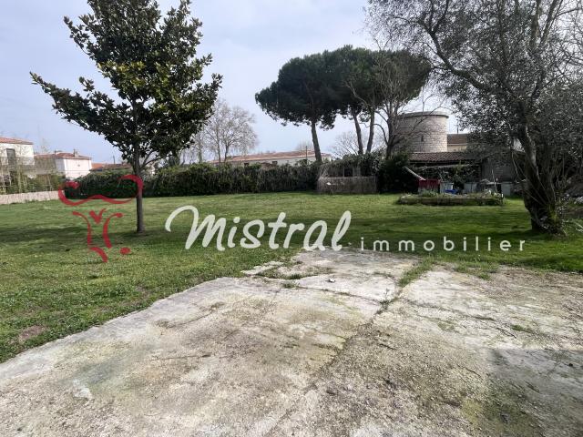 A VENDRE TERRAIN CONSTRUCTIBLE CENTRE VILLE AIGUES MORTES