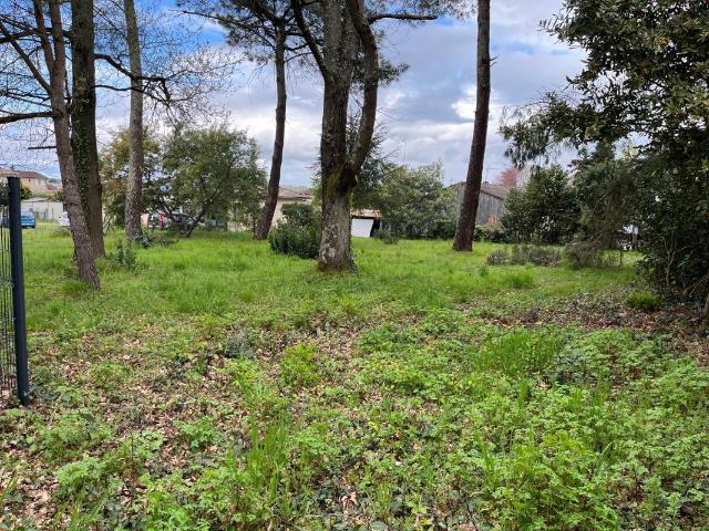 A vendre Terrain constructible d environ 1000m²