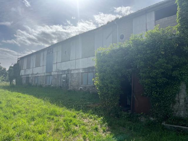 A VENDRE TERRAIN ET BÂTIMENT A RÉHABILITER