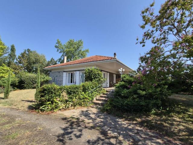 À vendre, Trie sur Baïse, Hautes Pyrénées: Belle villa rénovée comprenant 4 chambres, atelier, garage, des terrasses et une piscine, nichée au cœur d'un joli jardin de 2 941 m². Emplacement idéal, à quelques pas des commerces